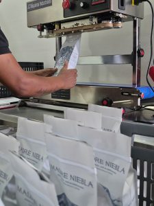 Sellado de café Madre Niebla.
